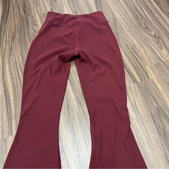 Outdoor Voices SuperForm Rib Flare Pant Stretchy Bell Bottom In Burgundy Size xs - Picture 12 of 12